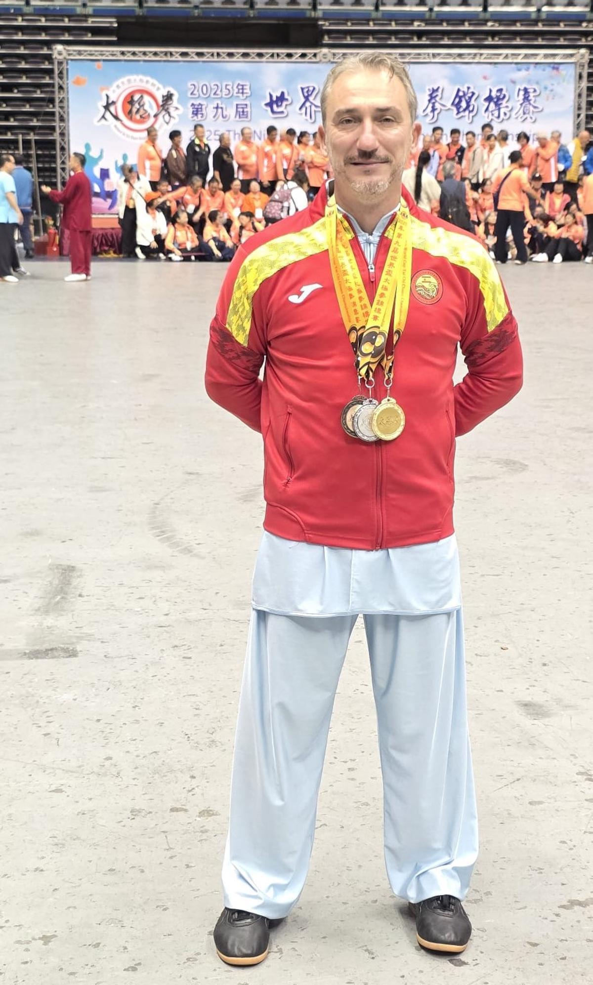 El instructor de taichí de Dénia y la Marina Alta, con sus tres medallas