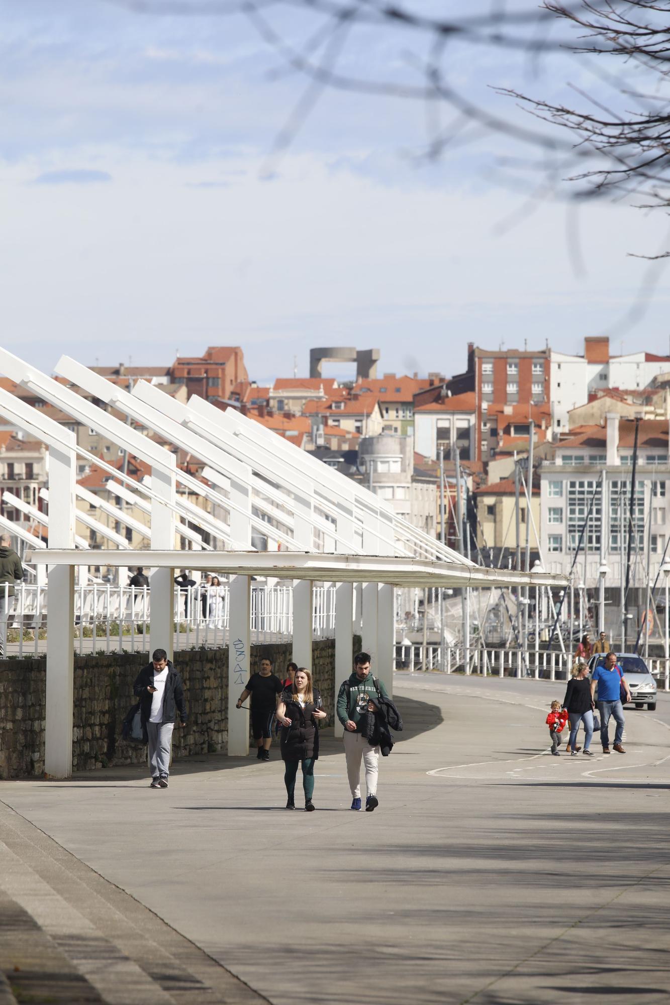 Asturias disfruta del sol en la playa y las terrazas