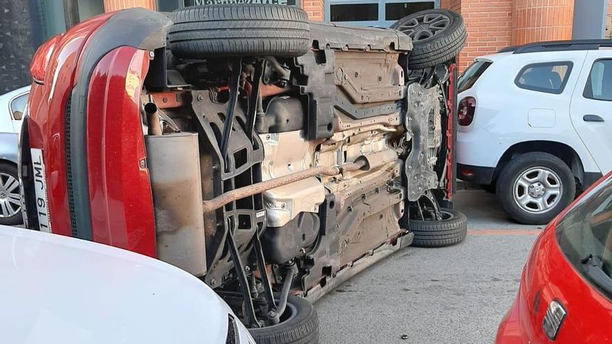 El coche ha volcado y ha quedado en medio de la calzada.