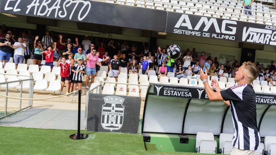 De Blasis lanza un balón a la grada durante el acto en el estadio Cartagonova.