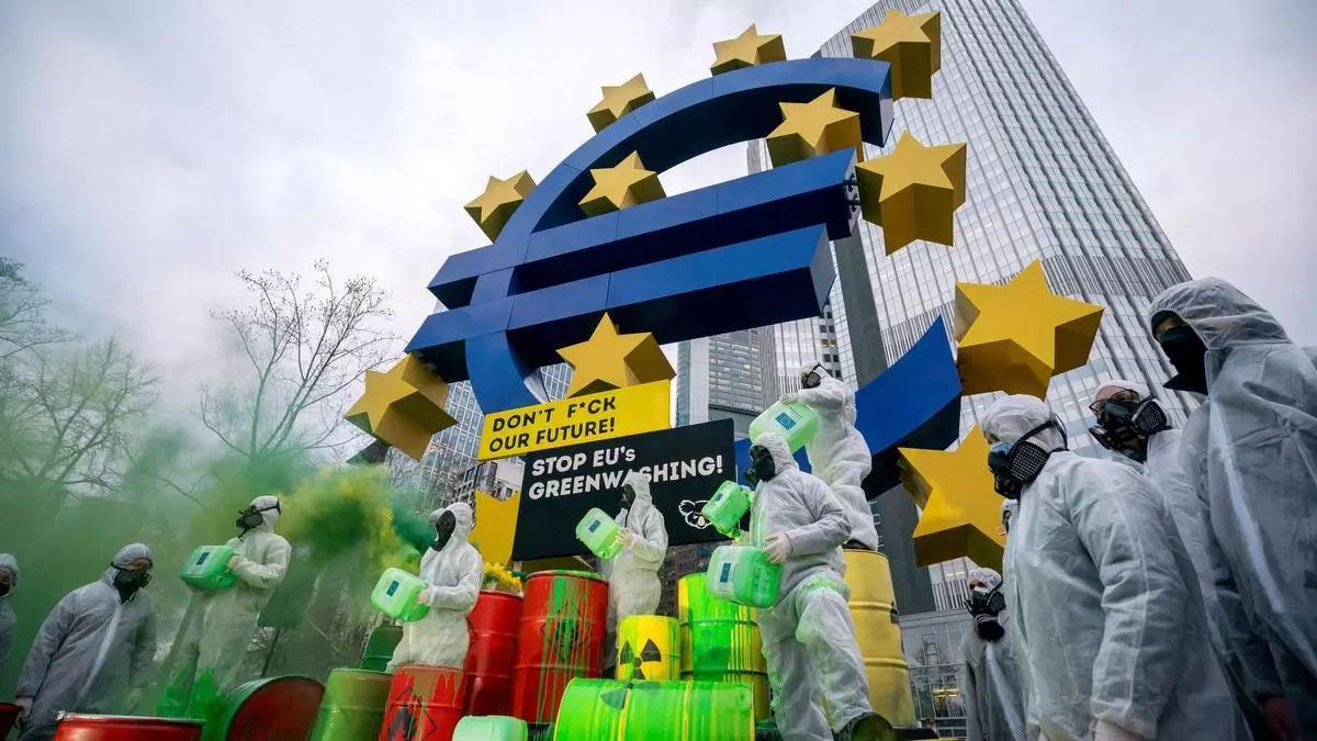 Protesta medioambiental contra o 'greenwashing'.