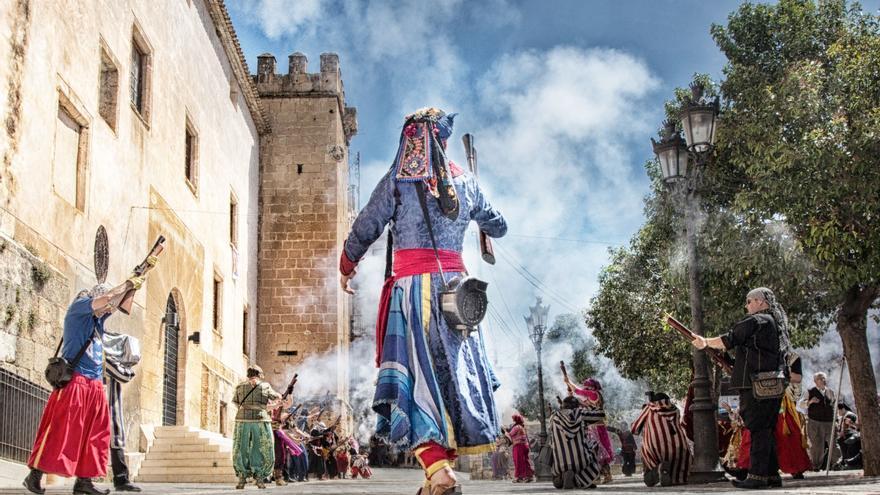 Onil presume de Moreneta en sus espectaculares fiestas patronales y de Moros y Cristianos