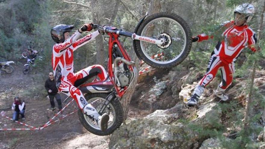 Marcel Justribó hace de mochilero para el joven motorista de Vilanova de Segrià.