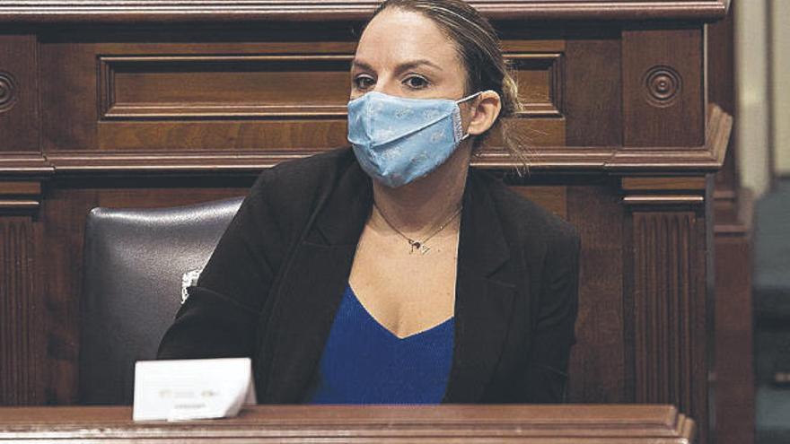 Noemí Santana, ayer, en el pleno del Parlamento canario.