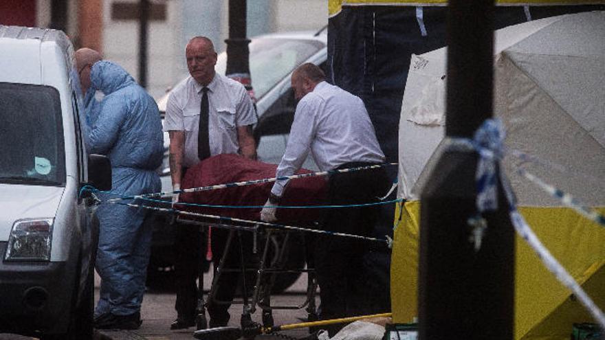 Personal sanitario retira el cuerpo de la mujer asesinada en Russell Square.