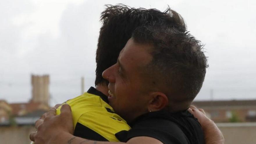 Marcos Pérez, presidente del club, se abraza con un jugador del Moraleja tras alzarse campeones. | |  A. B.