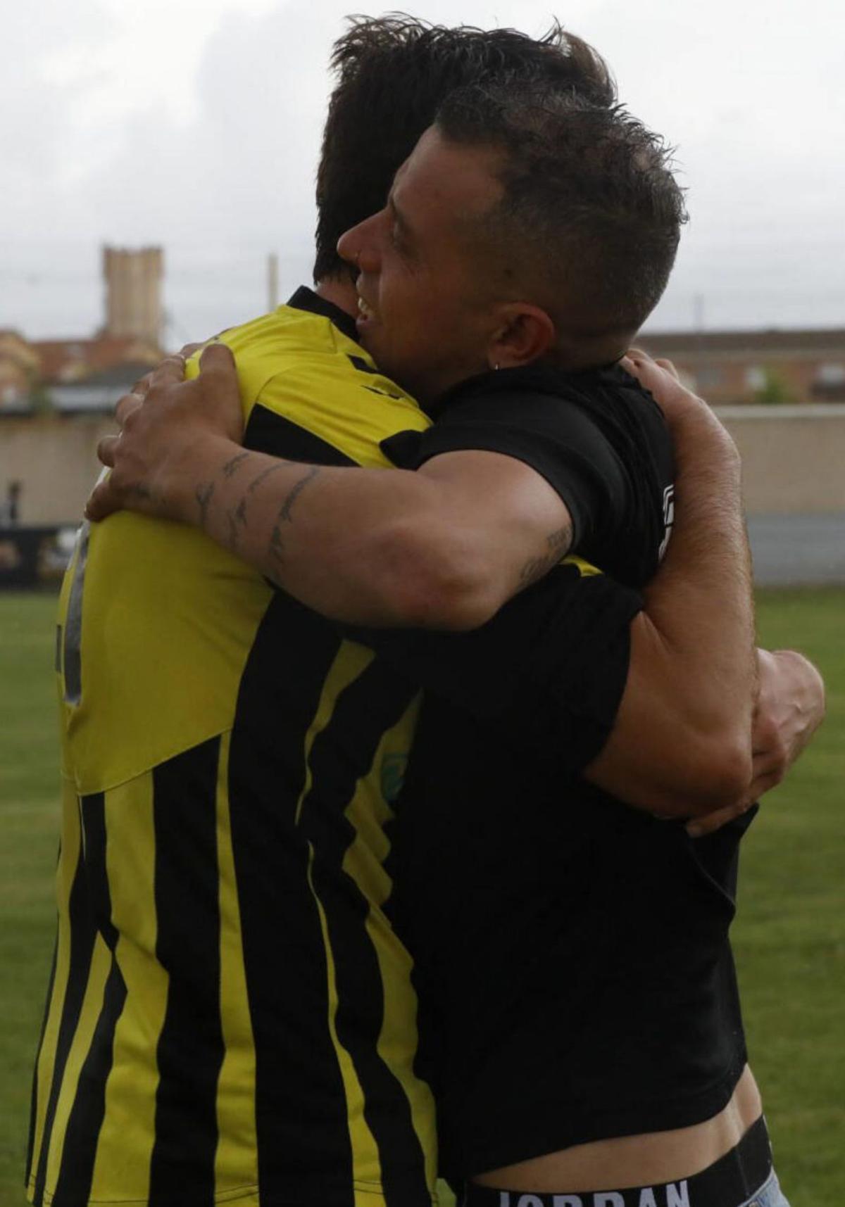Marcos Pérez, presidente del club, se abraza con un jugador del Moraleja tras alzarse campeones. | | A. B.