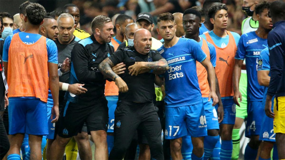 Sampaoli, sujetado por varias personas durante la pelea en el Olympique de Marsella - Niza