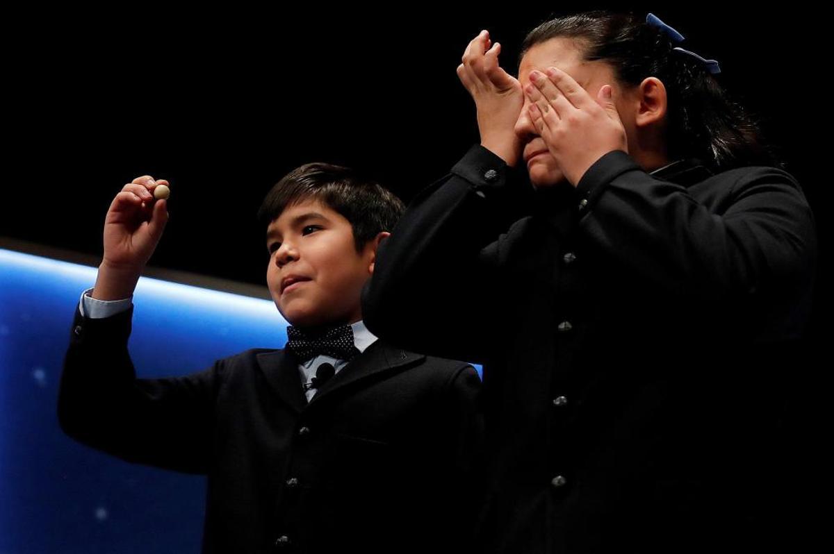 La niña Nerea Pareja que, junto a su compañero del colegio de San ildefonso Alfonso Dávalos (i), ha cantado el primero de los quintos premios del Sorteo Extraordinario de la Lotería de Navidad.