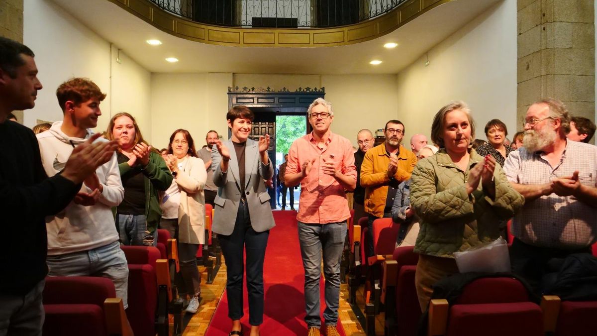 Iván Rivas (dcha.) candidato a la alcaldía de Ferrol por el BNG, junto a Ana Pontón (izq.)