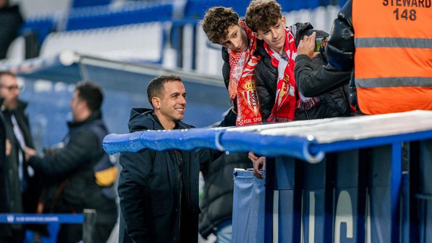 Borja Jiménez se hace una foto con seguidores rojiblancos en Butarque antes del Leganés-Sporting.  | FACTORÍA 9