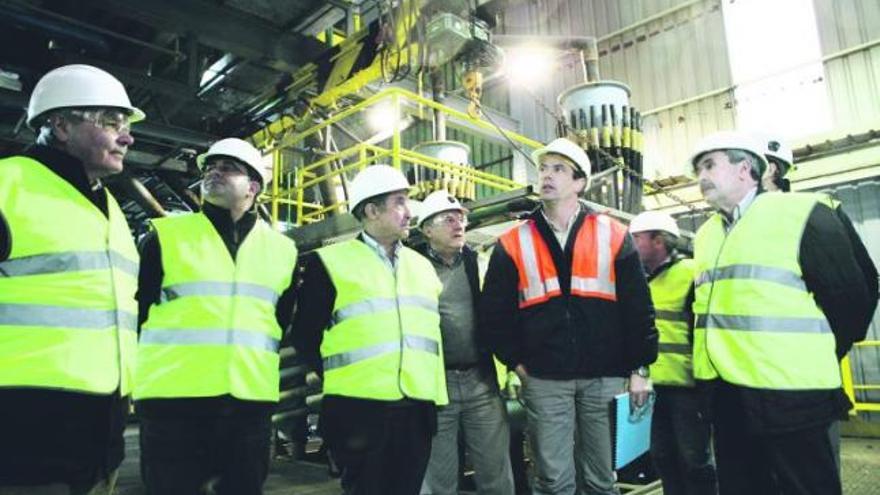 Graciano Torre, a la derecha, ayer, durante su visita a las instalaciones de la mina de oro de Boinás, Belmonte.