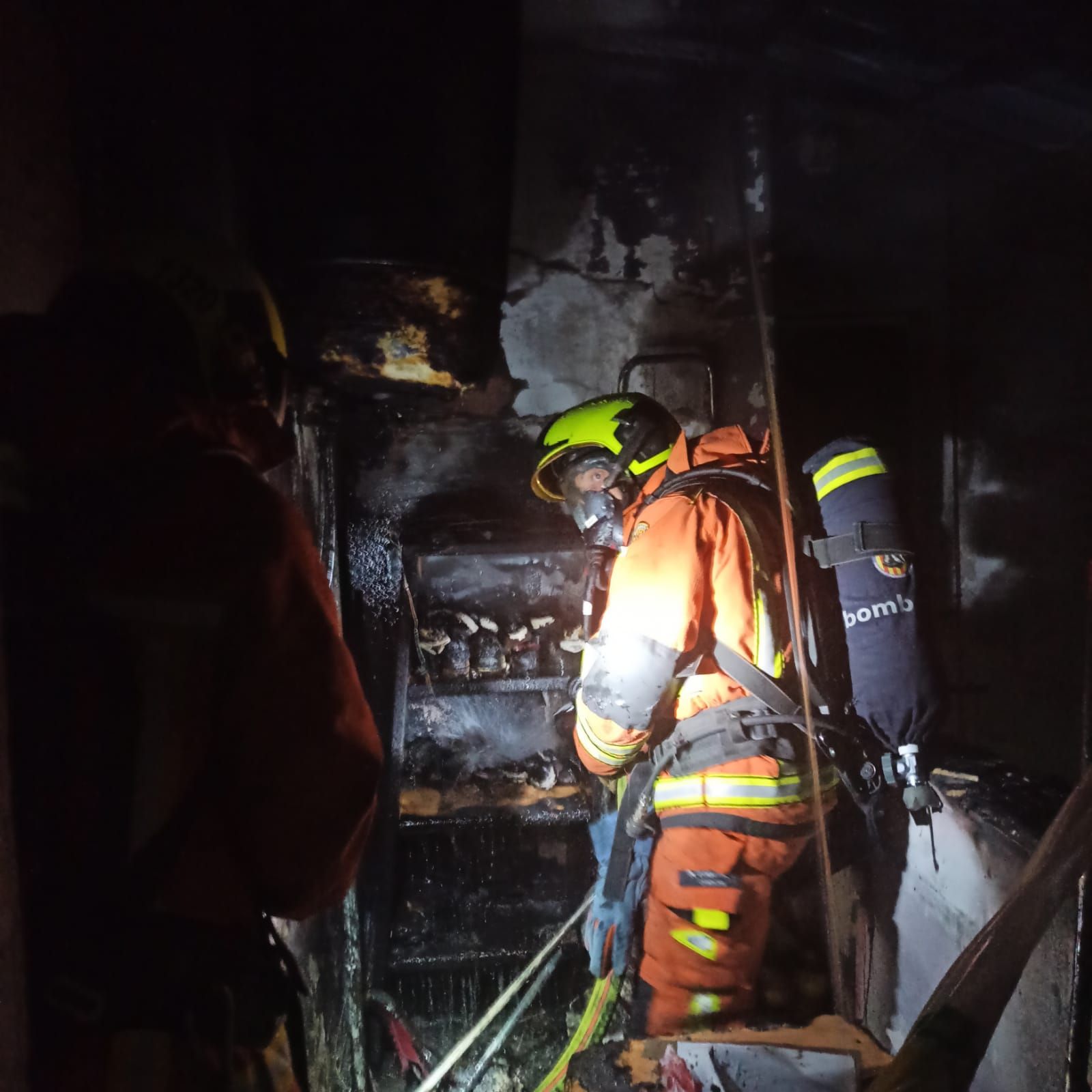 Un incendio obliga a desalojar una finca de madrugada en la calle Padre Claret de Xàtiva