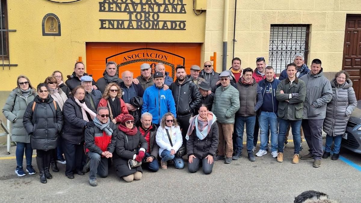 Participantes en el recorrido por Benavente. / E. P.