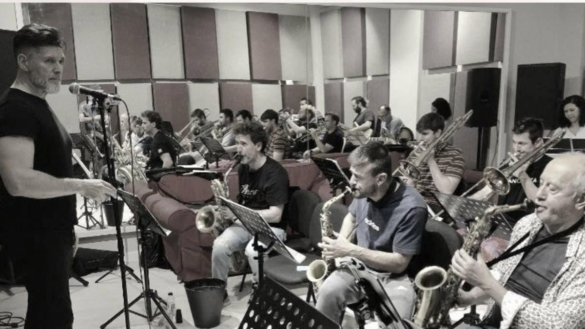 Zaragoza Jazz Orchestra presenta este domingo en la Sala Luis Galve su formación de 17 instrumentistas y un solista.