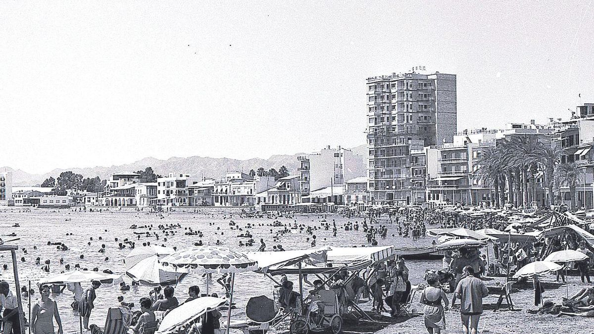 Playa de Águilas en 1965.