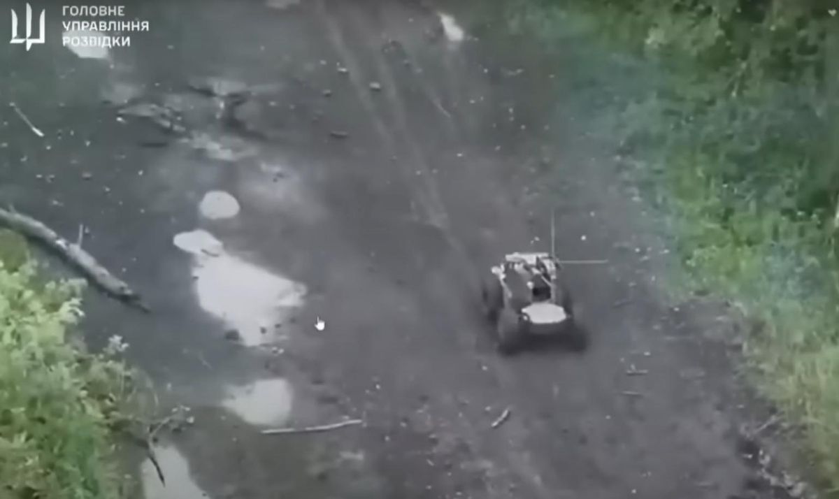 Imagen tomada por un dron volador de un robot terrestre Lyut adentrándose en zona de combate en el Donbás
