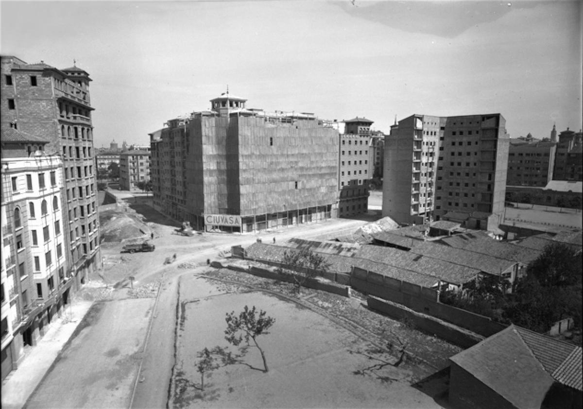 La calle Francisco Vitoria en pleno proceso de urbanización.