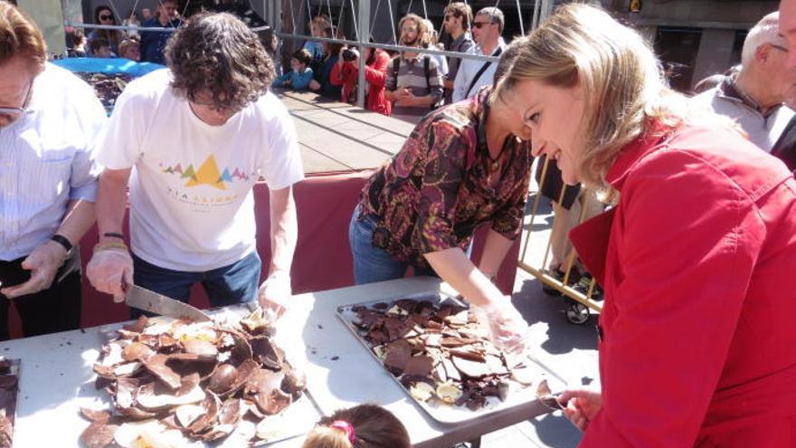 La trencada de mona omple la plaça Major d&#039;Olot