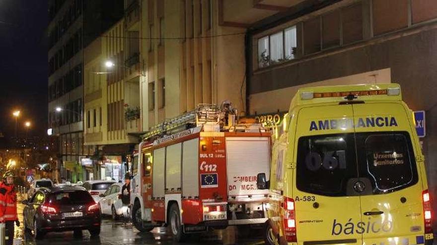 Ambulancia y Bomberos ante el edificio donde vive a mujer. // S.A.