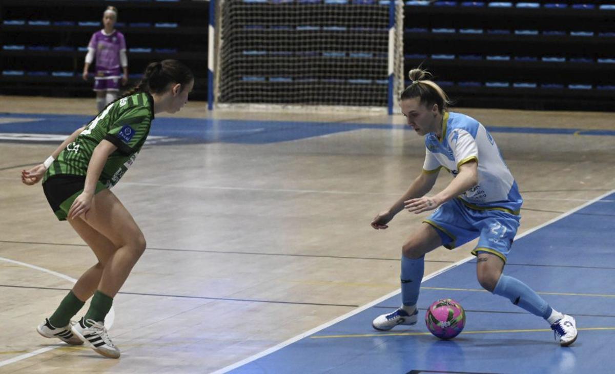 Partido entre el Marín y el Bembrive disputado ayer en A Raña. | RAFA VÁZQUEZ