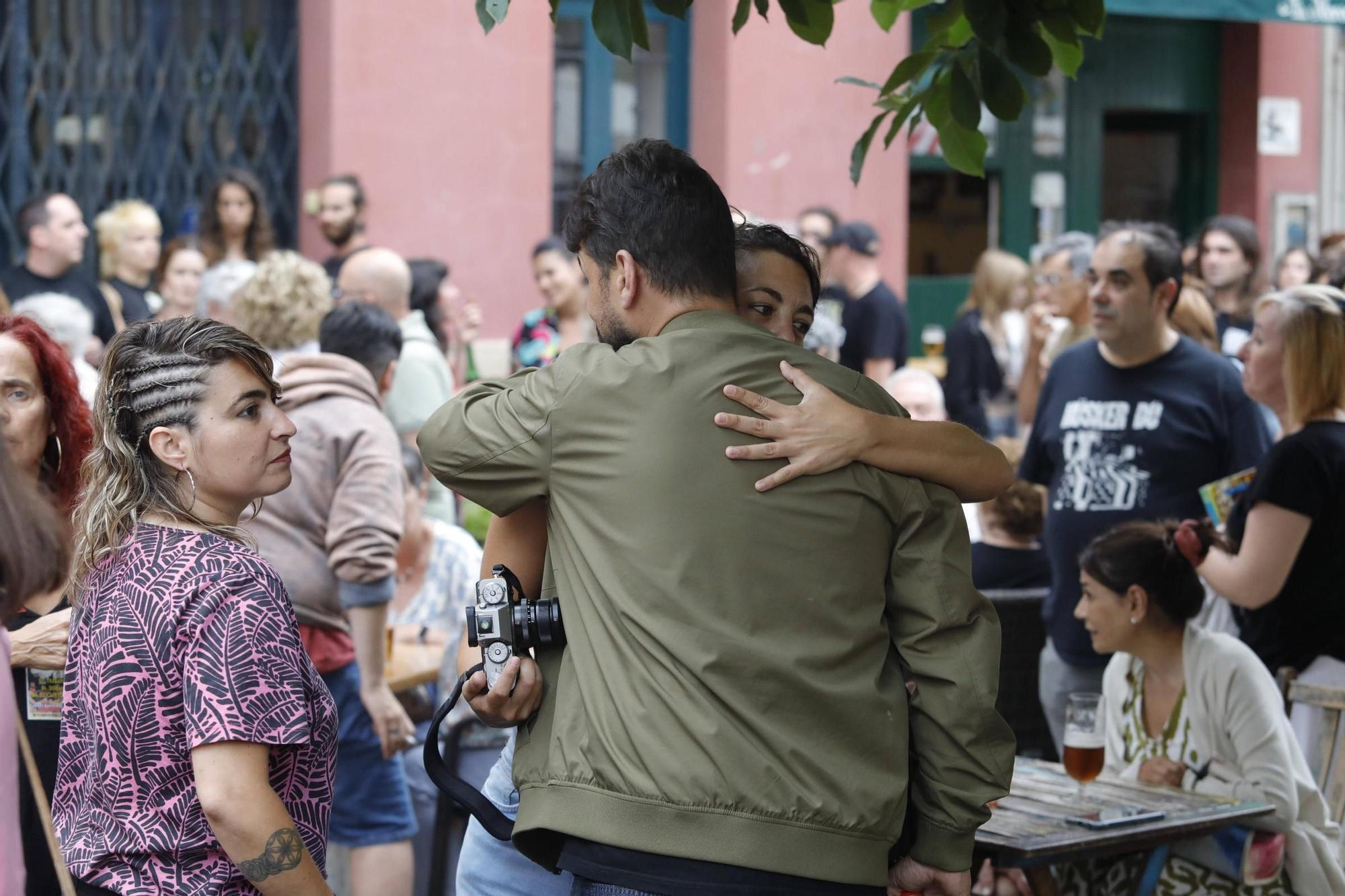 Así fue la despedida y el homenaje de amigos y clientes del Cafetón en Avilés a sus dueños, muertos en León
