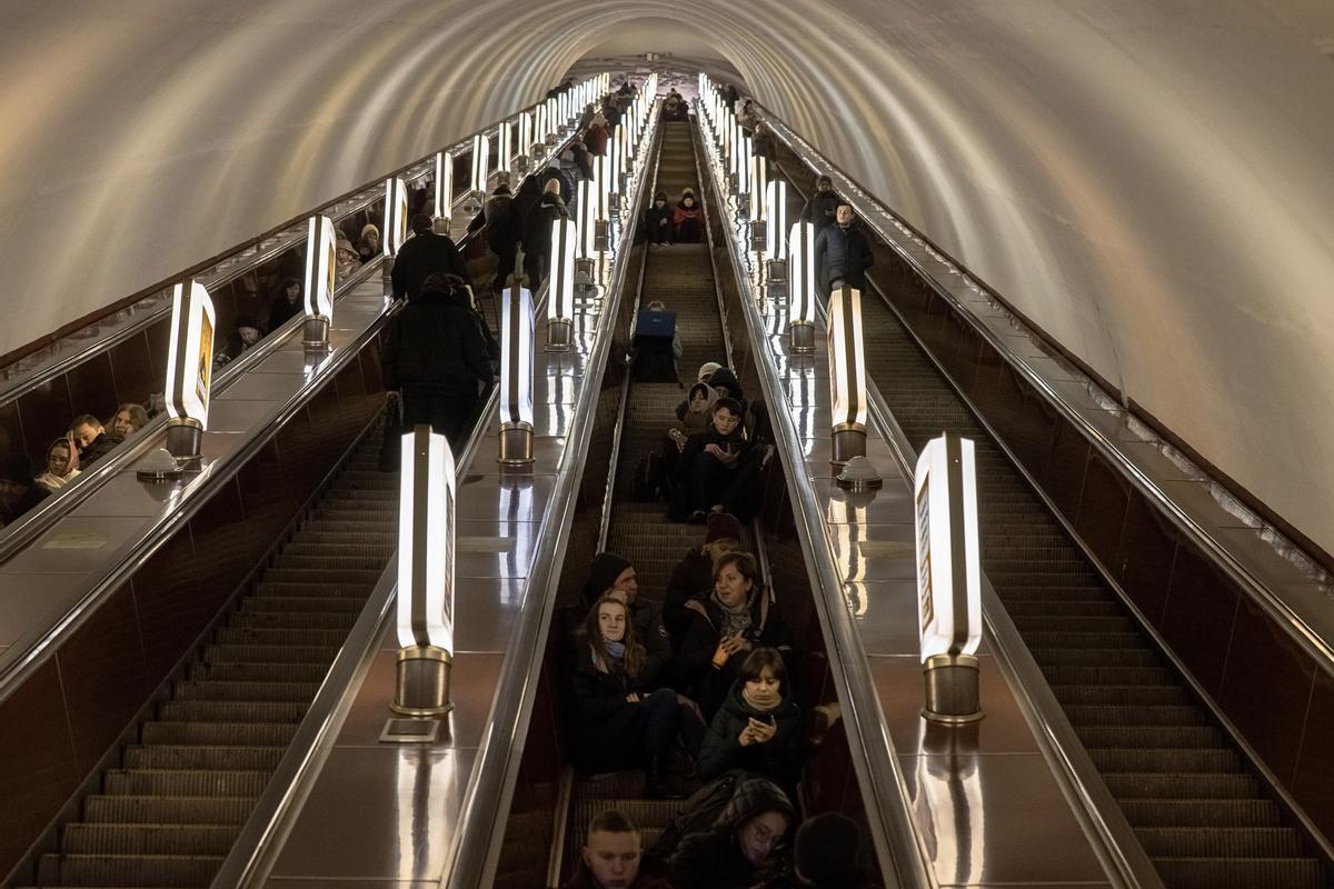 El metro de Kiev, refugio durante las alertas de ataques aéreos