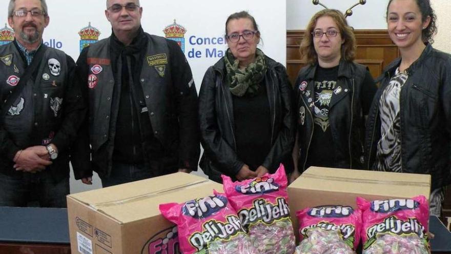 Representantes del Motoclub Taranis recogen en el Concello los caramelos para una caravana navideña.