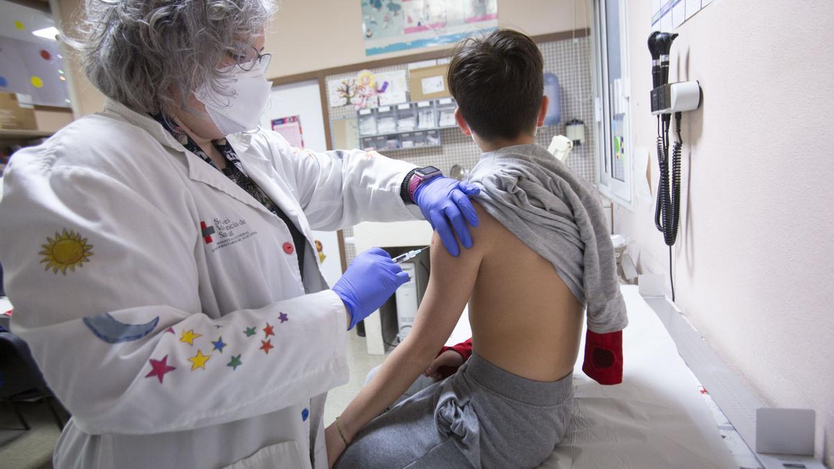 Un niño recibe una vacuna en un centro de salud de Alicante.