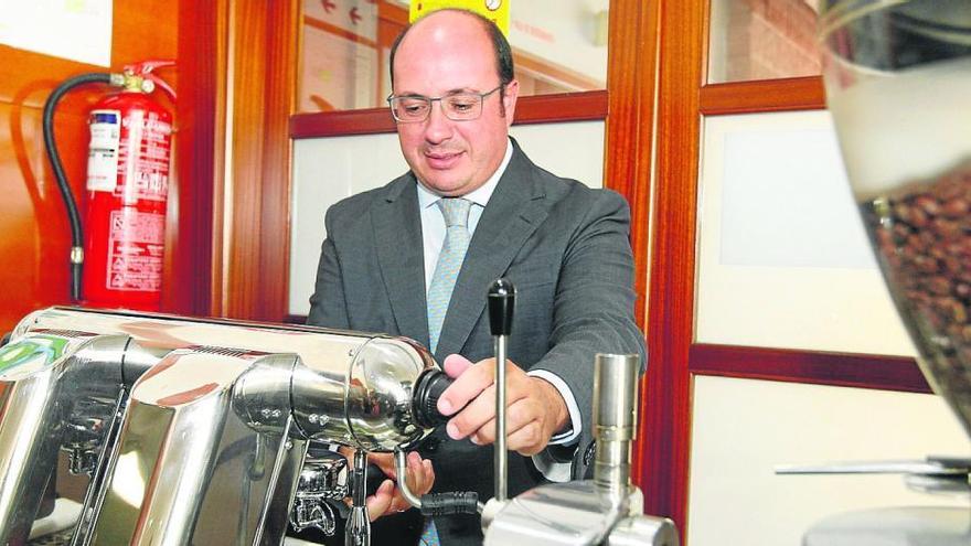 Pedro Antonio Sánchez prepara un café durante un acto público al que acudió como consejero