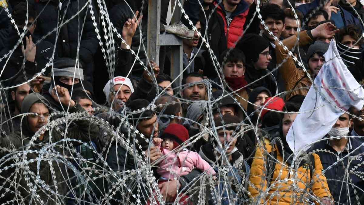 Miles de migrantes esperan para entrar en Grecia desde Turquía