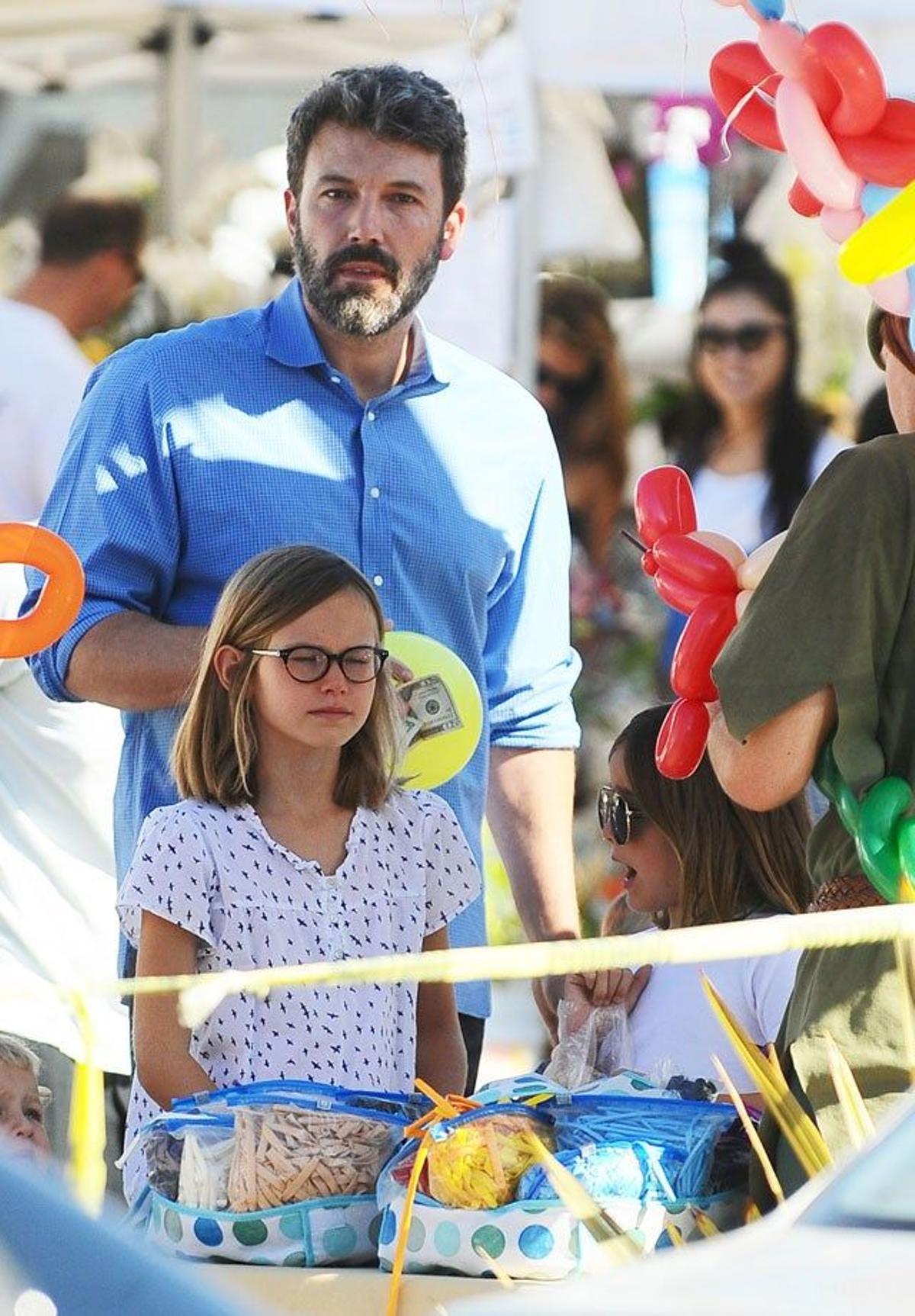Ben Affleck, muy serio, con su hija Violet
