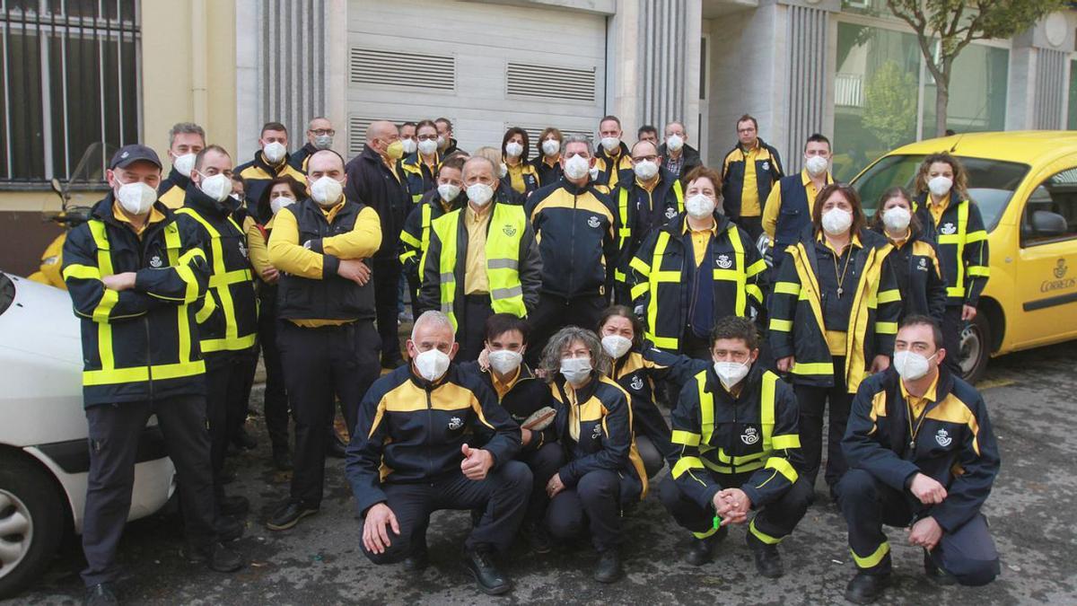 Parte de la plantilla que recorrió las calles de Ourense para pedir que no se reduzcan puestos.   | // I. OSORIO