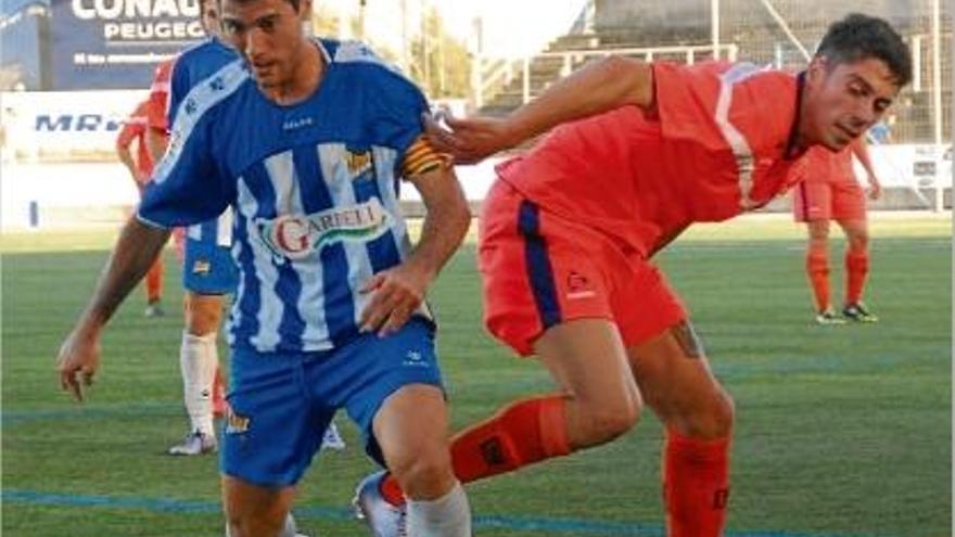 Pedro controla la pilota davant Abel Rita. El figuerenc va ser clau en la jugada del gol del seu equip.