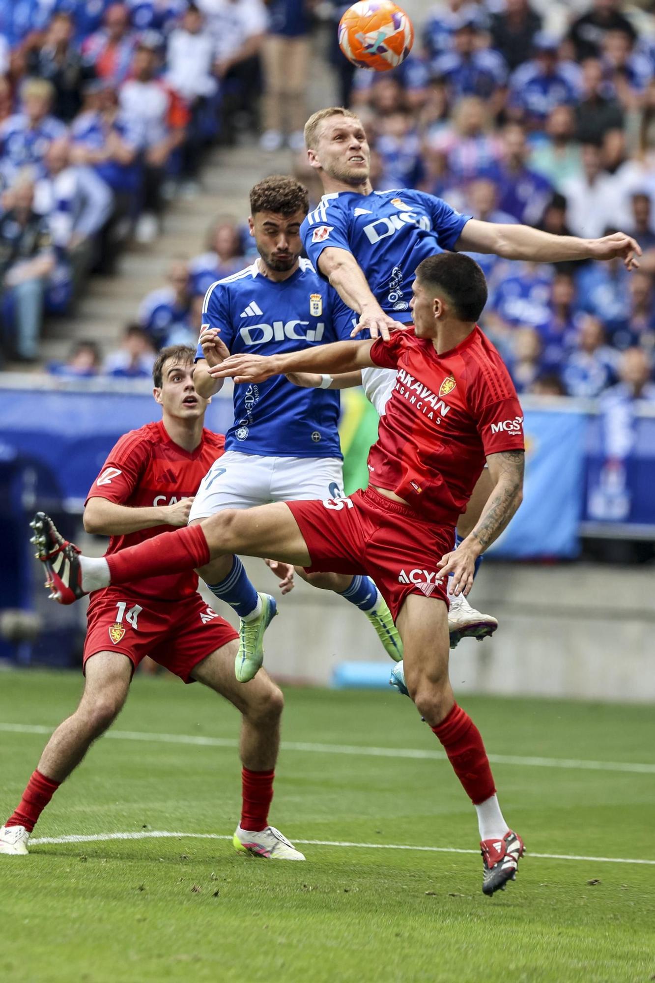 EN IMÁGENES: Ambientazo en la valiosa victoria del Oviedo contra el Zaragoza