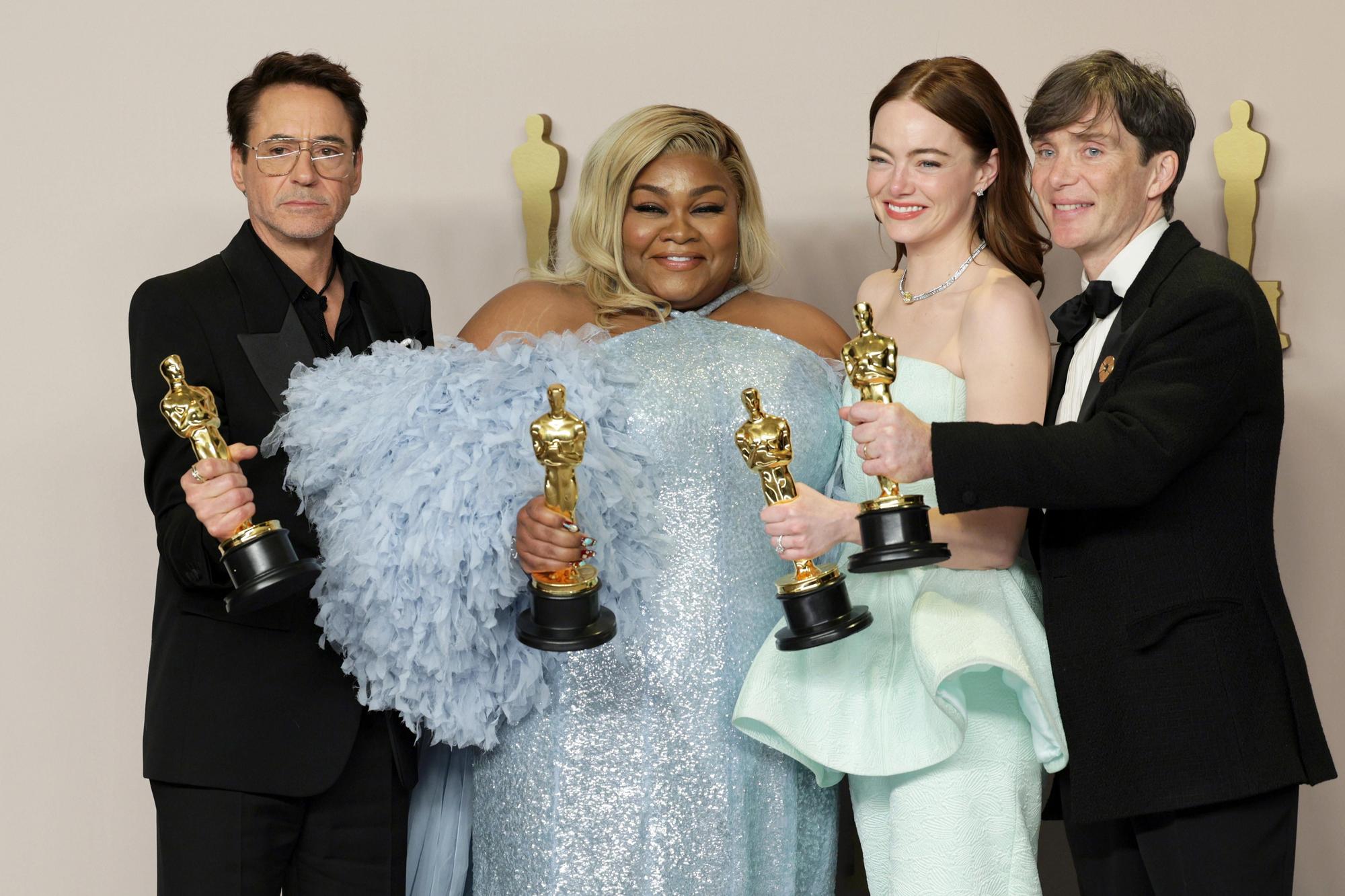 Los Angeles (United States), 10/03/2024.- (L-R) Robert Downey Jr., Best Supporting Actor winner; Da'Vine Joy Randolph, Best Supporting Actress winner; Emma Stone, Best Actress winner; and Cillian Murphy, Best Actor winner, hold up their Oscars in the press room during the 96th annual Academy Awards ceremony at the Dolby Theatre in the Hollywood neighborhood of Los Angeles, California, USA, 10 March 2024. The Oscars are presented for outstanding individual or collective efforts in filmmaking in 23 categories. EFE/EPA/ALLISON DINNER
