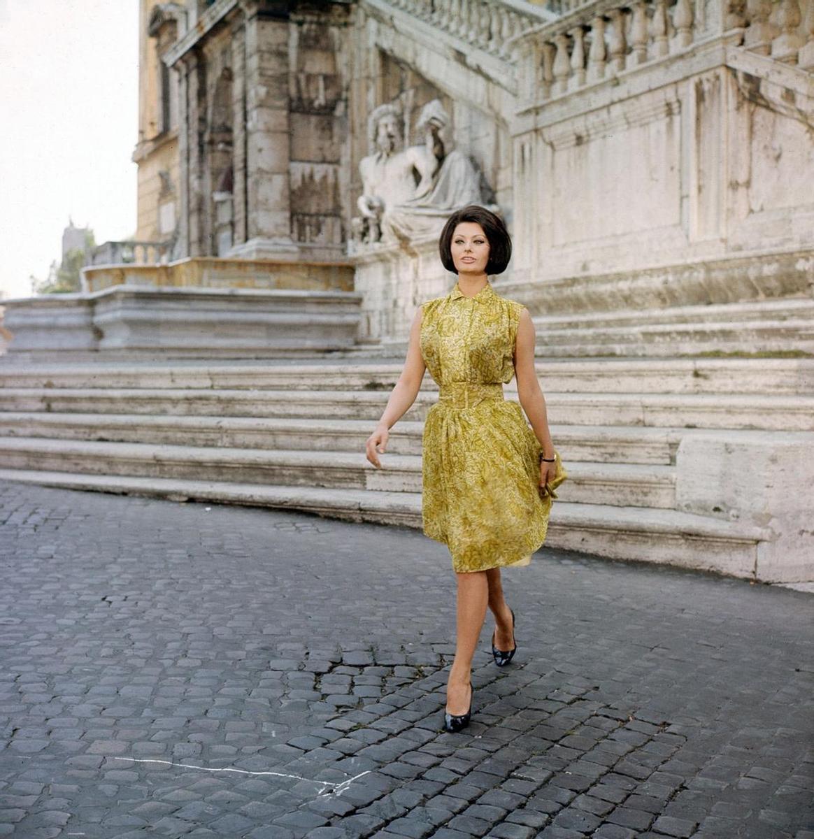 Sofía Loren brilla en la producción 'Sophia Loren in Rome' de 1964, con look de Christian Dior