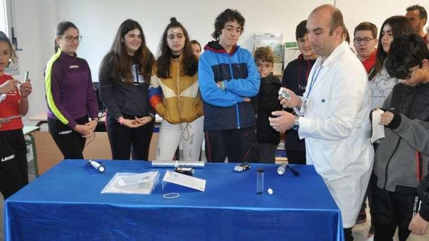 Los alumnos del IES de Soutomaior, ayer, observan un experimento por la Semana de la Ciencia. // FdV
