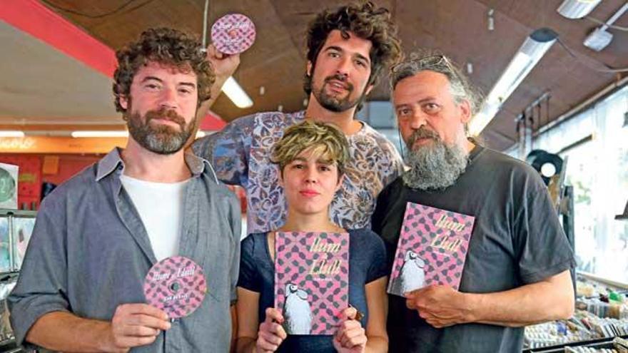 Los autores de ´Llum de Llull´ posan en Xocolat con su disco-libro.