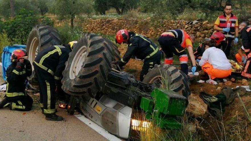 Un tractor vuelca en La Foia tras una colisión