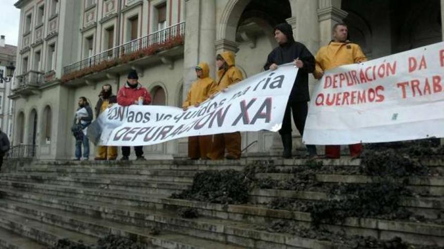 Mariscadores de Ferrol tiran mejillones ante el Concello