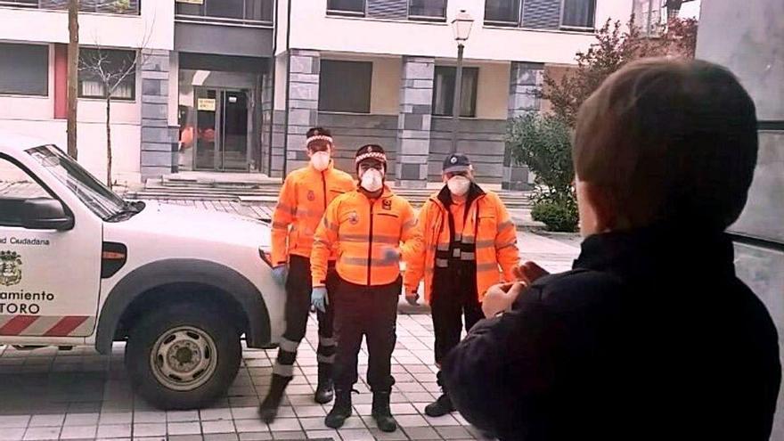 El pequeño muestra con sus dedos a los voluntarios de la agrupación los años que ha cumplido.