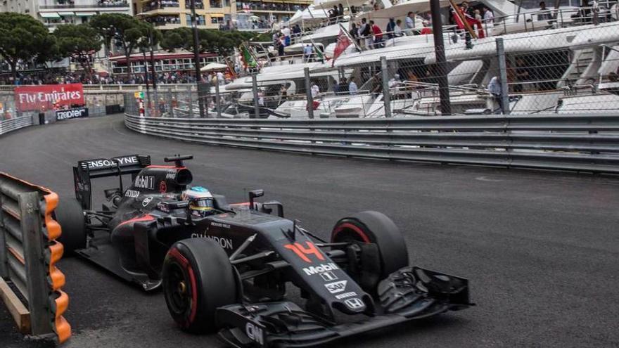 Fernando Alonso, pasando con su McLaren por la zona del puerto durante el último GP de Mónaco.