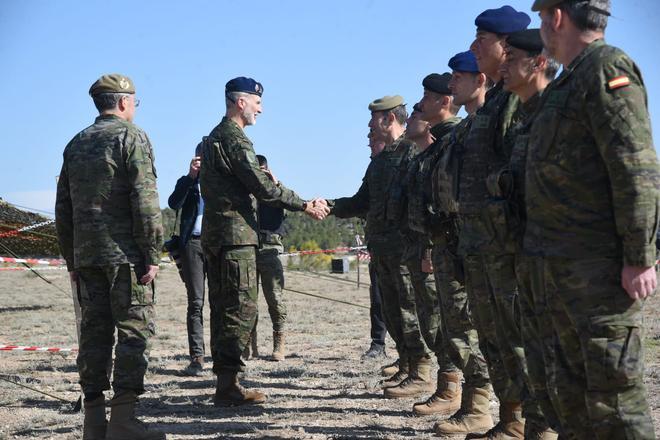 FOTOGALERÍA | Visita de Felipe VI a las maniobras militares de la OTAN en San Gregorio y al Hospital Militar