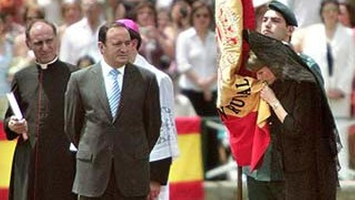 Letizia Ortiz, durante el acto en la imagen ampliada, junto al presidente riojano y un sacerdote. (Foto: EFE)