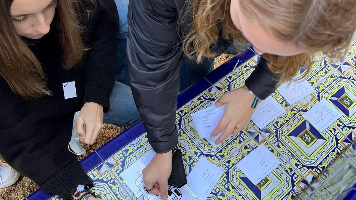 Alumnado de Magisterio durante una de las sesiones del Miércoles Outdoor.