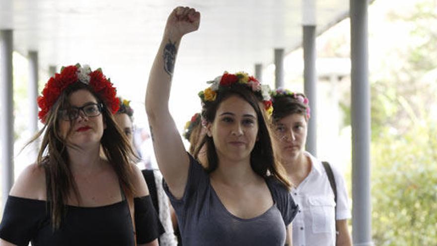 Las activistas de Femen, a la salida del juicio.