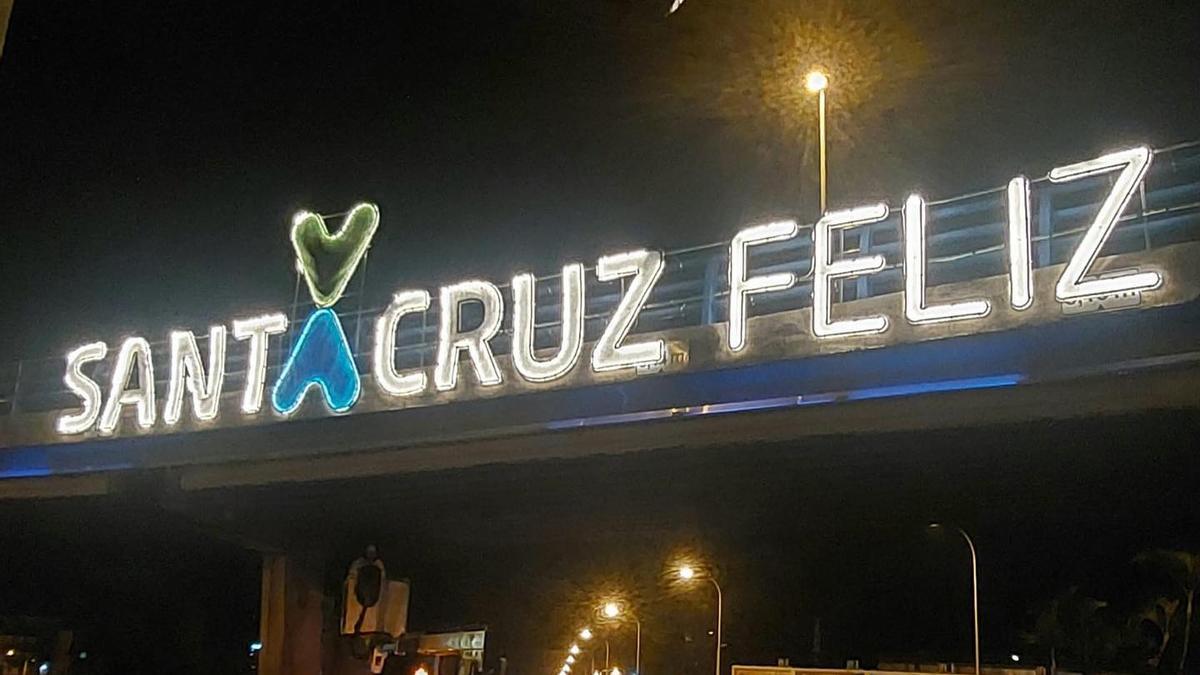 El cartel luminoso que da la bienvenida a Santa Cruz.