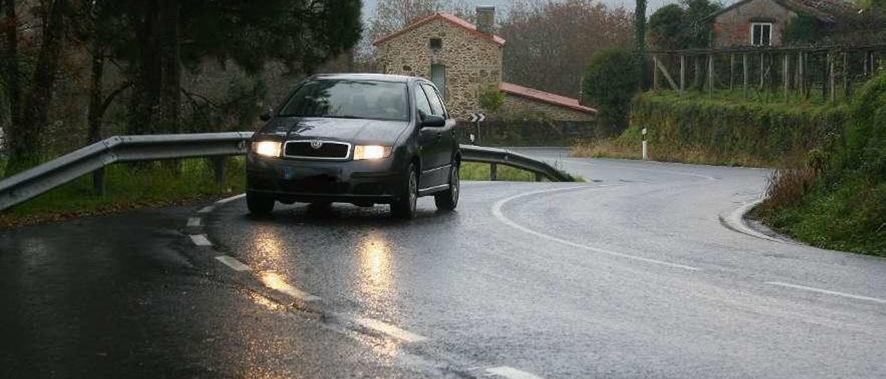 Imagen de archivo de un vehículo por el sinuoso vial, carente de arcenes y de aceras. // Bernabé / Adrián Rei