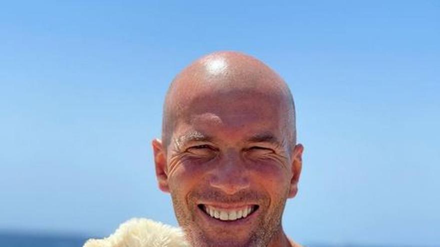 Zinedine Zidane, de vacaciones en Ibiza con su mascota